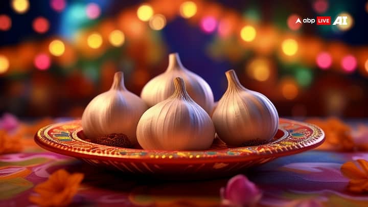 ज्योतिष शास्त्र में बताया जाता है कि, सूर्यास्त के बाद किसी को लहसुन-प्याज भी नहीं देना चाहिए. इसका कारण यह है कि लहसुन प्याज का संबंध केतु ग्रह से होता है. केतु का संबंध जादू-टोना आदि जैसी चीजों से होता है. इसलिए ये चीजें भी सूर्यास्त के बाद देने से बचें.