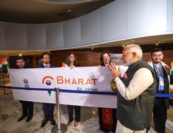 राजकीय यात्रा पर ब्राजील की राजधानी पहुंचे भारतीय प्रधानमंत्री का हवाई अड्डे पर ब्राजील के रक्षा मंत्री जोस मुसियो मोंटेरो फिल्हो ने स्वागत किया.