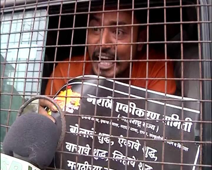 मनसे कार्यकर्त्यांना गाड्यांमध्ये भरले जात असून पोलिस ठाण्यात नेण्यात येत आहे.अपप्रेरणा देणाऱ्या व्यक्तींवर कारवाई केली जाईल, असे अतिरिक्त आयुक्त दत्ता शिंदे  यांनी सांगितले.