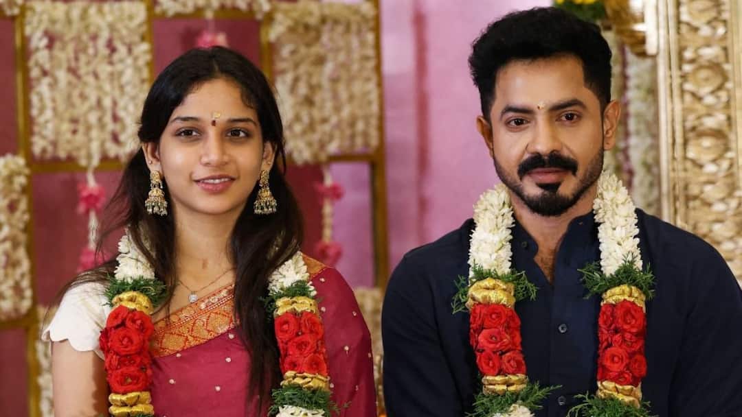 Sridevi Apalla: శివకార్తికేయన్ సినిమా నిర్మాతతో 'కోర్ట్' శ్రీదేవి పెళ్లి? అసలు నిజం ఇదేనండీ బాబూ! Sridevi Apalla New Movie with KJR Opening Photos Spark Wedding Rumors Here Is Truth Sridevi Apalla: శివకార్తికేయన్ సినిమా నిర్మాతతో 'కోర్ట్' శ్రీదేవి పెళ్లి? అసలు నిజం ఇదేనండీ బాబూ!