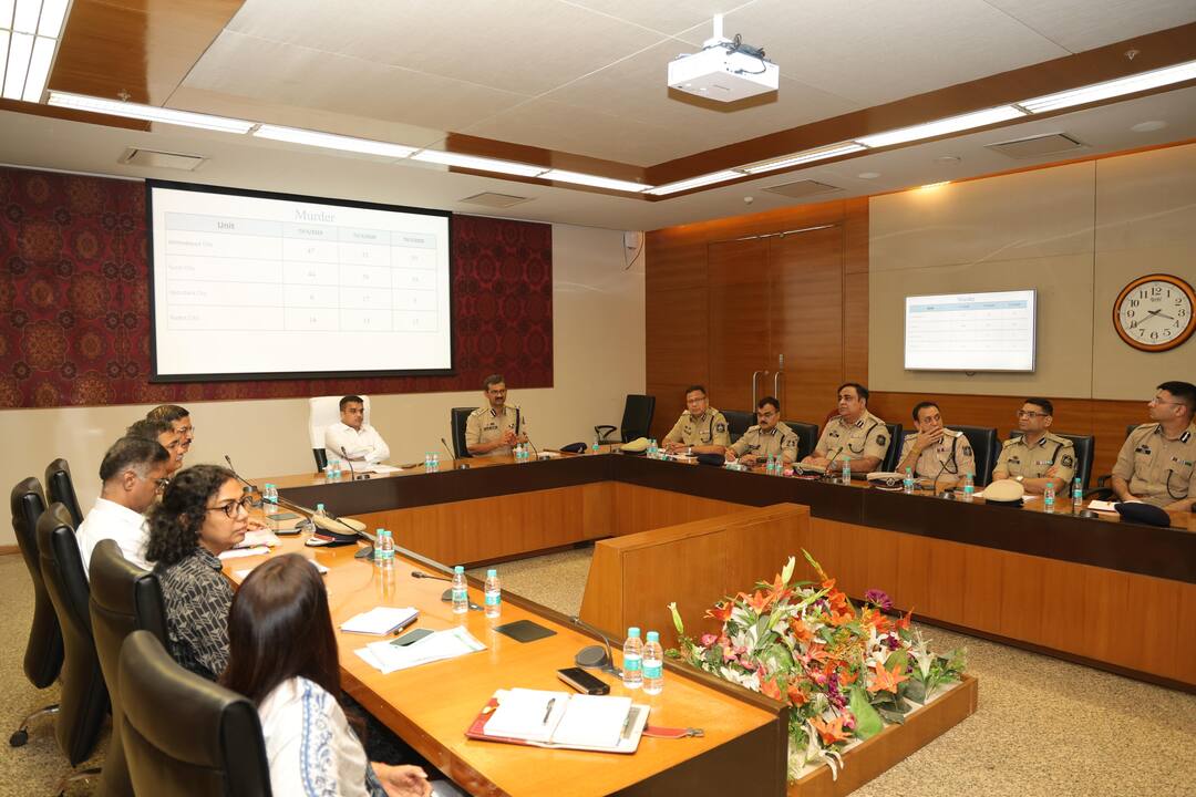 Minister of State for Home Affairs Harsh Sanghvi holds special review meeting on law and order situation in the state રાજ્યમાં કાયદો અને વ્યવસ્થાની સ્થિતિ અંગે ગૃહ રાજ્યમંત્રી હર્ષ સંઘવી એક્શનમાં, ઉચ્ચ અધિકારીઓ સાથે યોજી બેઠક