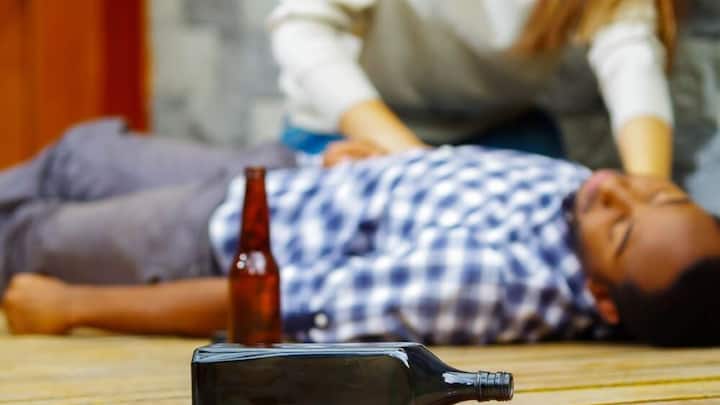 నిద్ర మాత్రలు, టాబ్లెట్లు లేదా క్యాప్సుల్స్ వంటివి నేరుగా కడుపులోకి వెళ్లి కొద్దిసేపట్లో ప్రభావం చూపుతాయి. కానీ ఎలుకల మందు, ఫినాయిల్ లేదా ఇతర క్రిమిసంహారక మందులు త్వరగా, చాలా ప్రమాదకరంగా మారతాయి.