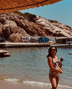 मोनोकिनी पहन समुंदर किनारे करीना कपूर ने फ्लॉन्ट किया फिगर, फैंस को याद आया 'छलिया' गाना