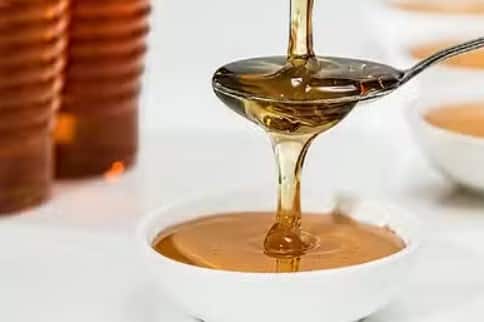 वजन घटाने के लिए शहद और नींबू का पानी सबसे कारगर है। गर्म पानी में शहद मिलाकर उसमें आधा नींबू का रस निचोड़कर पिएं। सुबह खाली पेट शहद और नींबू वाला गर्म पानी पीने से जल्दी फायदा होता है। वर्कआउट के साथ इसका असर जल्द ही दिखने लगेगा।