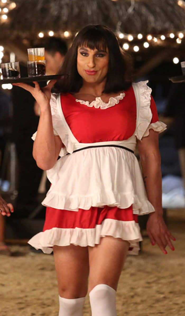 এই তালিকায় সইফ আলি খানের (Saif Ali Khan) নামও রয়েছে। তিনি 'হামসকলস' ছবিতে  একটি মেয়ের চরিত্রে অভিনয় করেছিলেন। অভিনেতা একটি সাক্ষাৎকারে জানিয়েছিলেন যে এই চরিত্রের জন্য করিনা কাপূর তাঁকে ঠোঁট বাঁকাতে শিখিয়েছিলেন।