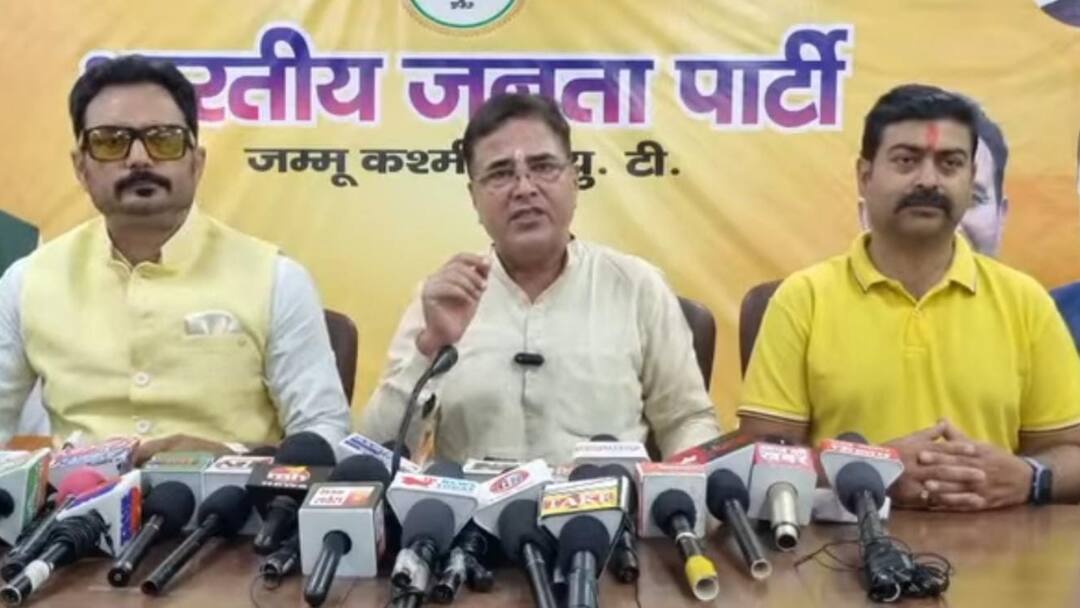 कश्मीर में हिंदू अल्पसंख्यक संकट में? बीजेपी ने लगाया शोषण का आरोप, कार्रवाई की मांग BJP concern Kashmir non migrant hindus exploitation conversion crisis demands action ann कश्मीर में हिंदू अल्पसंख्यक संकट में? बीजेपी ने लगाया शोषण का आरोप, कार्रवाई की मांग