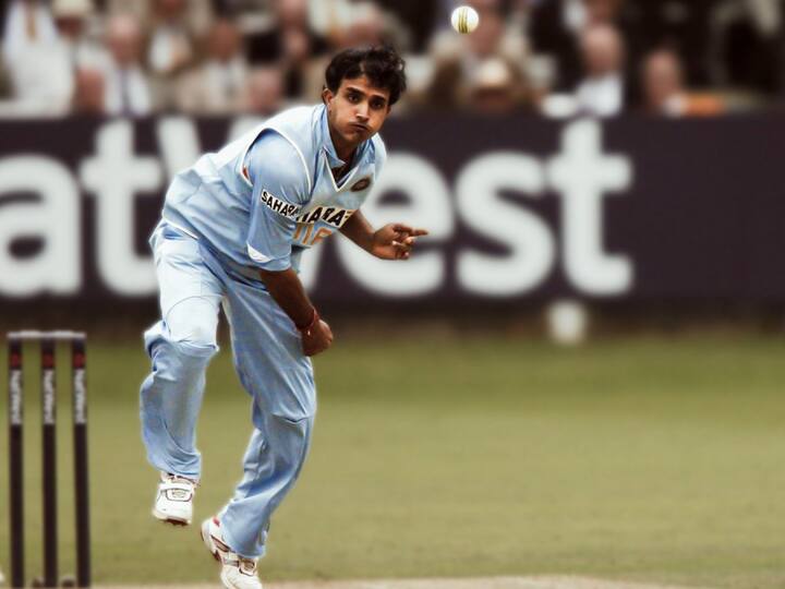 दुनिया के उन 6 क्रिकेटर्स में सौरव गांगुली का नाम भी है, जिन्होंने वनडे में 10 हजार से ज्यादा रन बनाए हैं और 100 से ज्यादा विकेट लिए हैं.