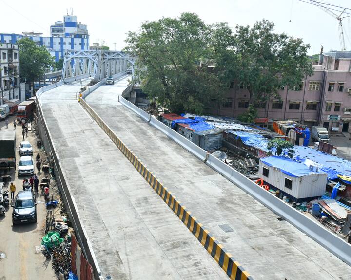 दक्षिण मुंबईतील पूर्व – पश्चिम भागांना जोडणाऱ्या या पुलावरून दोन्ही दिशेने वाहतूक सुरू होऊन नागरिकांना सुलभ पर्याय उपलब्ध होणार आहे. अतिरिक्त महानगरपालिका आयुक्त (प्रकल्प) अभिजीत बांगर यांच्या नेतृत्वाखाली पूल विभागाचे अभियंते यांनी सिंदूर (पूर्वीचे कर्नाक) उड्डाणपुलाची उभारणी विहित कालमर्यादेत 10 जून 2025 रोजी पूर्ण करण्यात आली आहे.