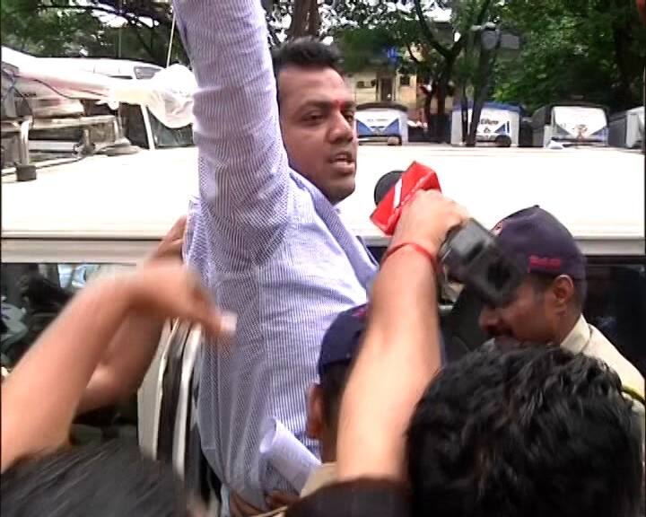 मनसेच्या अनेक कार्यकर्त्यांना ताब्यात घेण्यात आले असून कुठल्याही कार्यकर्त्याला रस्त्यावर थांबू दिले जात नाहीये .
