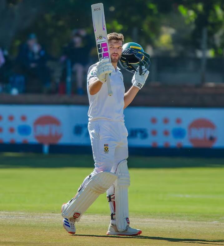 ટેસ્ટ ક્રિકેટના ઇતિહાસમાં સૌથી મોટી ઇનિંગ વેસ્ટ ઇન્ડીઝના બ્રાયન લારાએ રમી છે. સોમવારે આ યાદીમાં વિયાન મુલ્ડરનો સમાવેશ થયો છે. મુલ્ડરે ઝિમ્બાબ્વે સામે ત્રેવડી સદી ફટકારી છે. ટેસ્ટ ક્રિકેટના ઇતિહાસમાં સૌથી મોટી ઇનિંગ બ્રાયન લારાએ રમી છે. દક્ષિણ આફ્રિકાના ઓલરાઉન્ડર વિયાન મુલ્ડર પણ આ યાદીના ટોપ-5માં સામેલ થયો હતો. મુલ્ડરે સોમવારે ઝિમ્બાબ્વે સામે ત્રેવડી સદી ફટકારીને આ યાદીમાં સ્થાન મેળવ્યું છે.