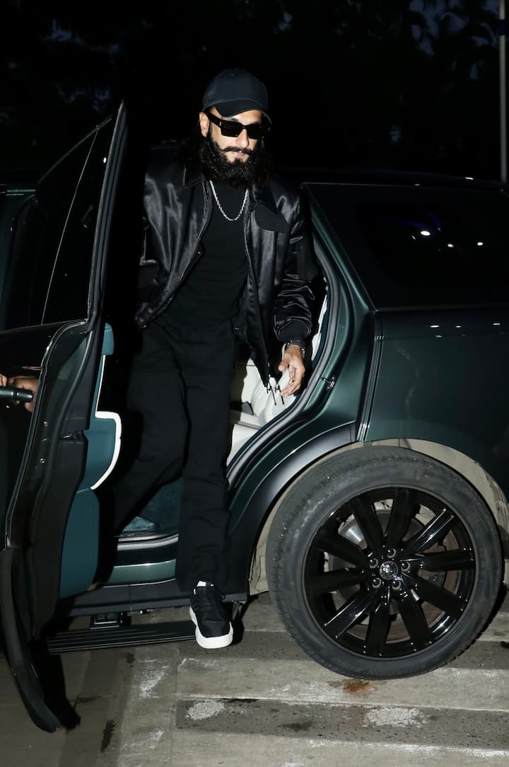 रणवीर सिंह का हाल ही में पैपराजी ने मुंबई एयरपोर्ट पर स्पॉट किया. जहां एक्टर सुपरकूल लुक में नजर आए.