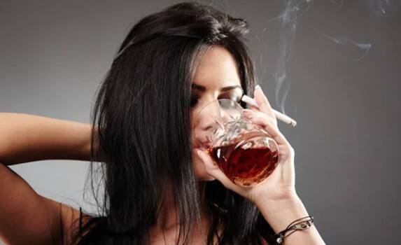 सिगरेट और शरब से दूरी: सिगरेट और शराब दोनों ही ब्लड प्रेशर को अस्थायी रूप से बढ़ा सकते हैं. बीपी नापने से पहले कम से कम 30–45 मिनट तक इनसे दूर रहें.