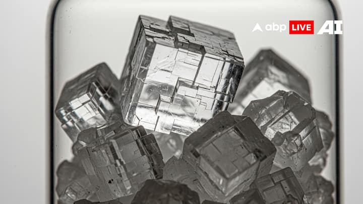 वास्तु शास्त्र के अनुसार काले कपड़े में फिटकरी बांधकर तकिए के नीचे रखने से डरावने सपने नहीं आते हैं.