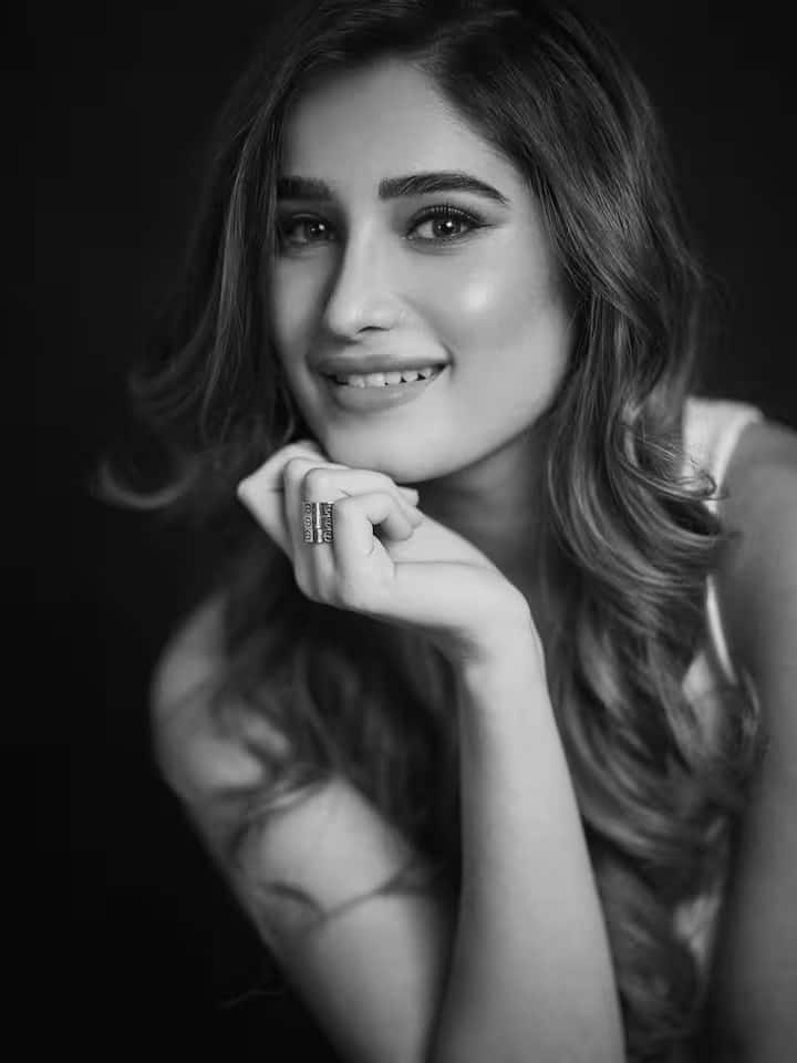 राशा थडानी ने अजय देवगन की फिल्म 'आजाद' से बॉलीवुड में डेब्यू किया था। हालांकि, एक्ट्रेस की पहली फिल्म फ्लॉप साबित हुई थी। लेकिन इस फिल्म में एक्ट्रेस के काम की खूब तारीफ हुई थी। और उनके डांस मूव्स को देखकर हर कोई दीवाना हो गया था।