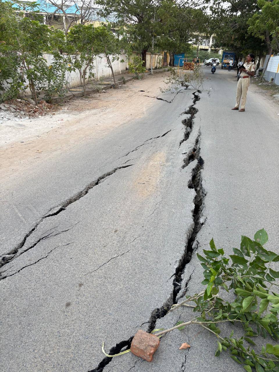 ஆத்தாடி.. இவ்ளோ பெருசா.. சென்னை சாலையில் திடீர் வெடிப்பு - பீதியில் மக்கள்