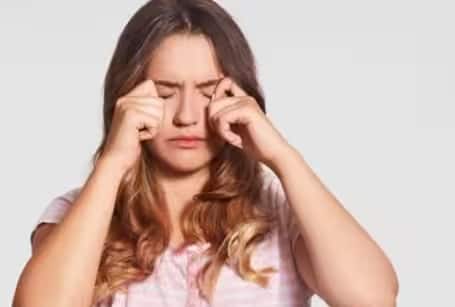 रेटिना में वसा का जमा होना:- आंख के पीछे स्थित स्क्रीन यानि रेटिना पर वसा के छोटे-छोटे कण जमा हो सकते हैं, जिसे लिपिड रेटिनोपैथी कहा जाता है।