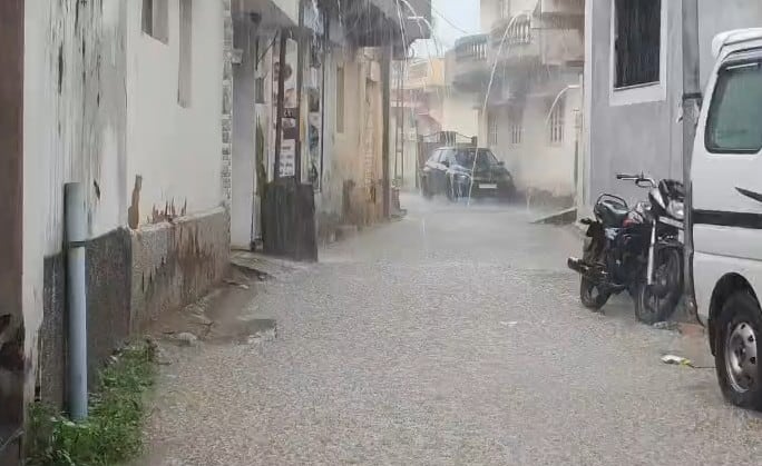 Rain falls in Barvala Botad district  Botad Rain: બરવાળા પંથકમાં ચાર દિવસના વિરામ બાદ જામ્યો વરસાદી માહોલ