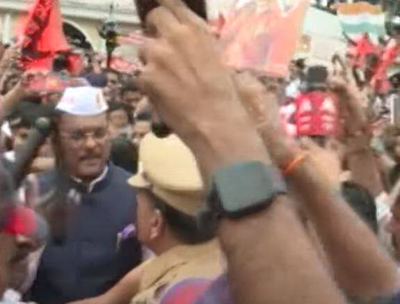 MNS Mira Bhayander Morcha: मीरारोडमध्ये अखेर मनसे आणि शिवसेनेचा मोर्चा निघाला. तीन तासांच्या राड्यानंतर अखेर हा मोर्चा काढण्यात आला. (Photo Credit- ABP Majha)