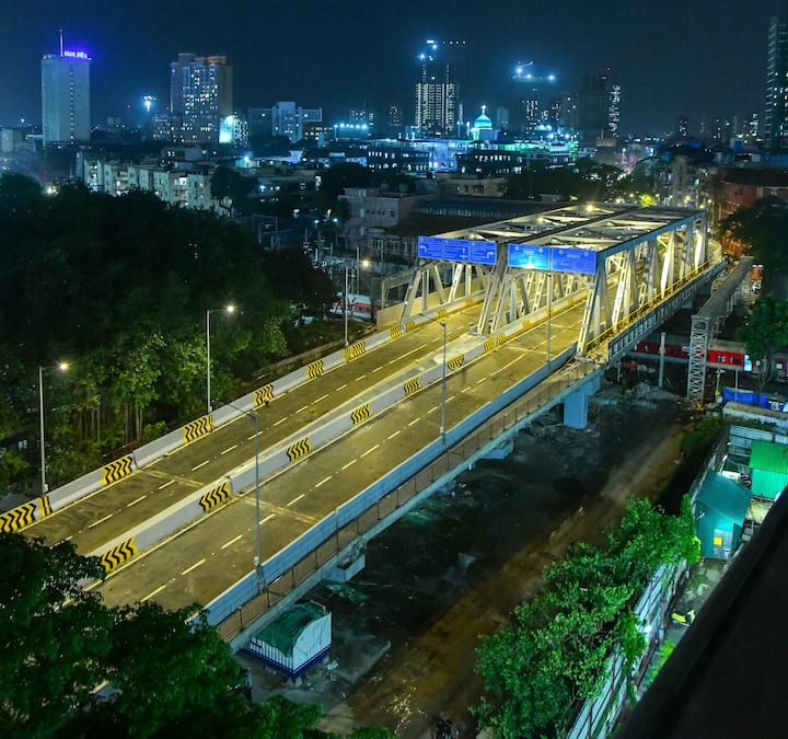 भारताने पाकिस्तानविरुद्ध राबवलेल्या ऑपरेशन सिंदूरला समर्पित करत या उड्डाणपुलाचे नाव सिंदूर ठेवण्यात आलं आहे. आता, लवकरच हा पूल वाहनधारक आणि पादचाऱ्यांसाठी खुला करण्यात येत आहे.