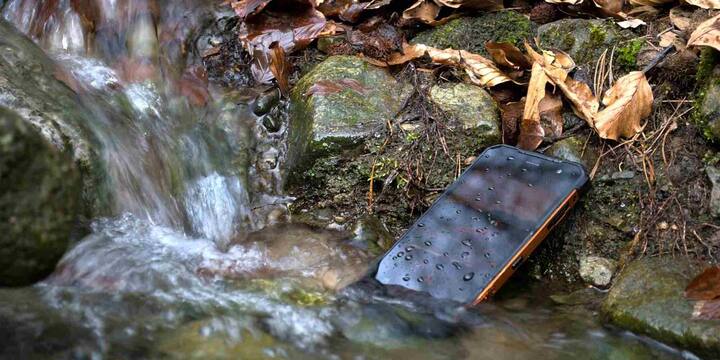 आज के दौर में स्मार्टफोन कंपनियां ऐसे डिवाइस बना रही हैं जो सिर्फ पानी ही नहीं, बल्कि धूल और झटकों से भी पूरी तरह सुरक्षित रहते हैं. इन फोन्स को खास तरह की IP रेटिंग दी जाती है जैसे कि IP66, IP68, IP69 जो यह तय करती हैं कि फोन कितने स्तर तक पानी या धूल से सुरक्षित रहेगा. आइए जानते हैं भारत में मौजूद कुछ बेहतरीन वॉटरप्रूफ स्मार्टफोन्स के बारे में.