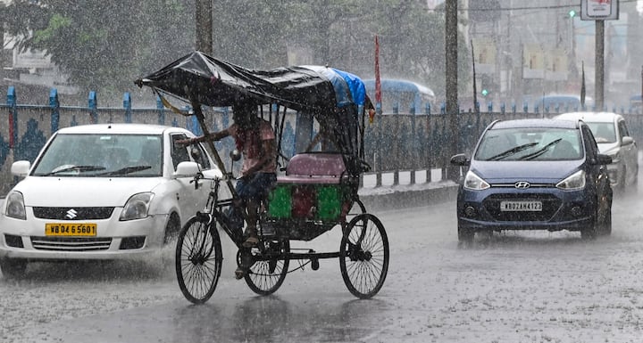 ভারী বৃষ্টির সতর্কতা কলকাতা, হাওড়া, হুগলি, পুরুলিয়া, ঝাড়গ্রাম এবং দক্ষিণ ২৪ পরগনা জেলাতে। বাকি জেলাতে বজ্রবিদ্যুৎ সহ হালকা ঝোড়ো হাওয়ার সঙ্গে বৃষ্টি চলবে। জেলার কিছু অংশে ৩০ থেকে ৪০ কিলোমিটার গতিবেগে দমকা ঝোড়ো বাতাস বইবে।