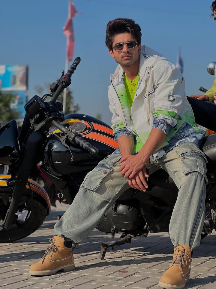 अभिषेक ने बताया कि शो के दौरान रुबीना अक्सर समर्थ की तारीफ कर देती हैं तो मुझे बुरा लगता है. एक्टर ने कहा कि समर्थ ने रुबीना जी के कंधे पर हाथ रख लिया था तो मुझे जलन हो रही थी.