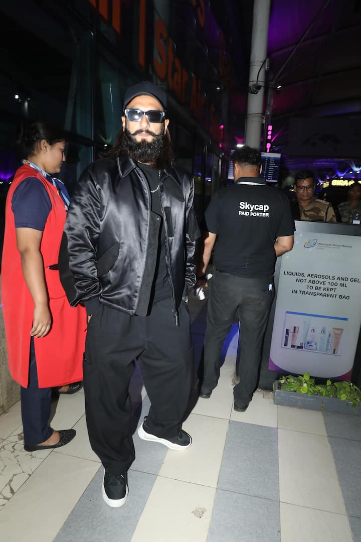 रणवीर ने अपना लुक आंखों पर चश्मा और सिर टोपी लगाकर पूरा किया. जो उन्हें और स्टाइलिश दिखा रही है.