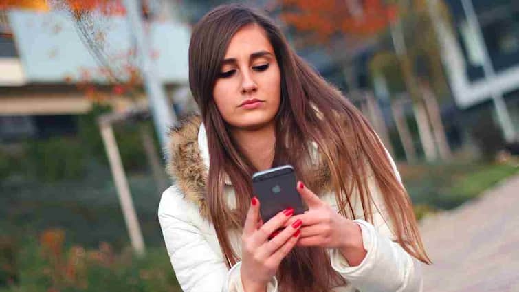 Big shock to crores of mobile users Recharge plans may increase by this much percentage read the shocking report करोड़ों मोबाइल यूज़र्स को बड़ा झटका! इतने प्रतिशत तक बढ़ सकते हैं रिचार्ज प्लान्स, रिपोर्ट पढ़ चौंक जाएंगे