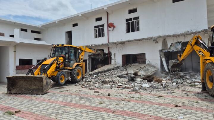 इस आवास पर जलालुद्दी उर्फ छांगुर बाबा के साथ रहने वाले नीतू रोहरा और उसके पति नवीन रोहरा के आवास के ध्वस्तीकरण की कार्रवाई की गई.