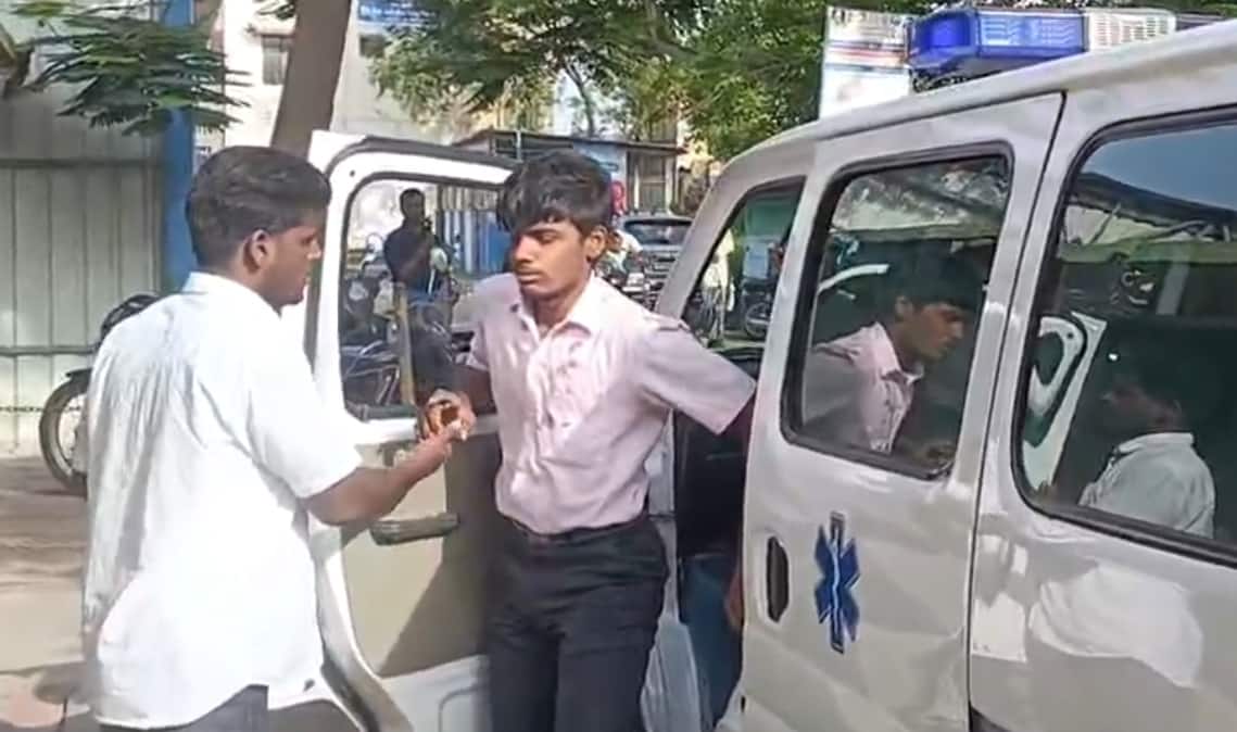 Cuddalore Train Accident: கடலூர் கோர விபத்து; தவறு செய்தது கேட்கீப்பரா? வேன் ஓட்டுனரா? உயிர் பிழைத்த மாணவன் பேட்டி