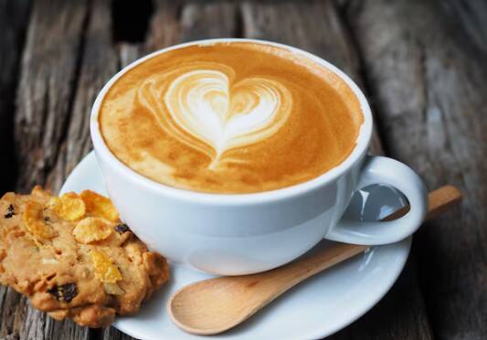 कॉफी, चाय से बनाएं दूरी: कैफीन बीपी को कुछ देर के लिए बढ़ा सकता है. इसलिए बीपी मापने से 30 मिनट पहले तक कॉफी या चाय न पीएं. पानी पीना बेहतर विकल्प है.