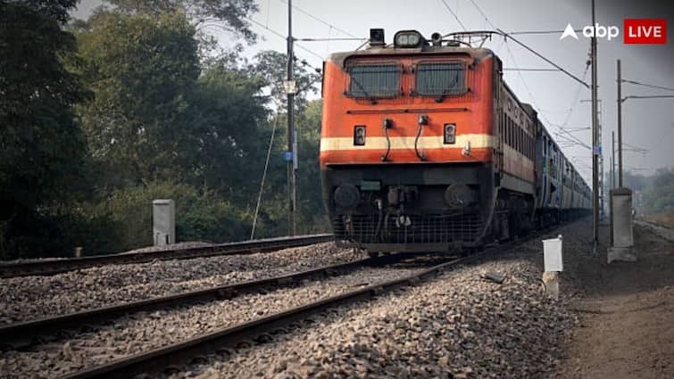 railway cancelled these trains running via jharkhand check the full list यात्रीगण कृपया ध्यान दें, झारखंड से होकर जाने वाली इन ट्रेनों को किया गया कैंसिल, चेक करें लिस्ट