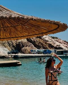 मोनोकिनी पहन समुंदर किनारे करीना कपूर ने फ्लॉन्ट किया फिगर, फैंस को याद आया 'छलिया' गाना