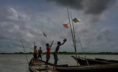 Weather Forecast: নিম্নচাপের জেরে বৃষ্টি দাপট! বাড়ছে গঙ্গার জলস্তর, দুর্যোগের চরম আশঙ্কা এই জেলাগুলিতে!