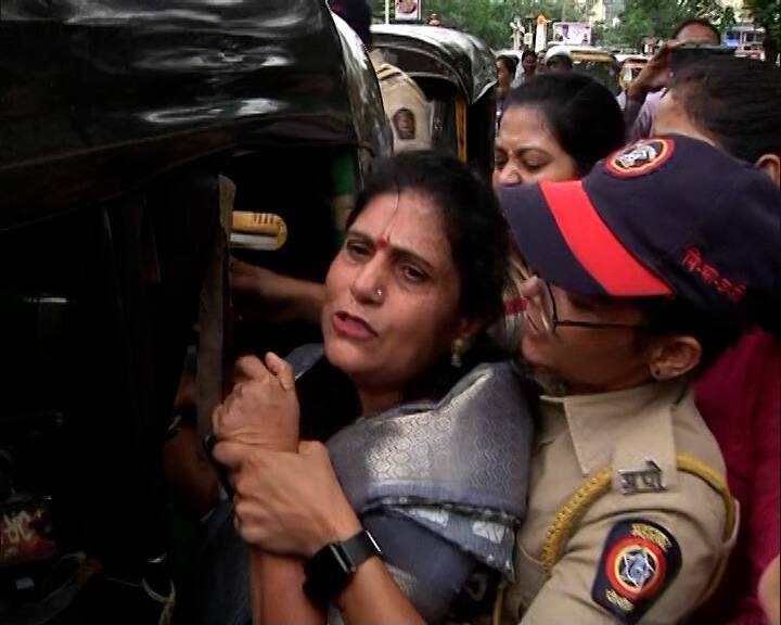 आक्रमक पवित्रात असणारे मनसैनिक रस्त्यावर दिसताच पोलीस सगळ्यांना बसमध्ये कोंबत  असल्याचं दिसत आहे