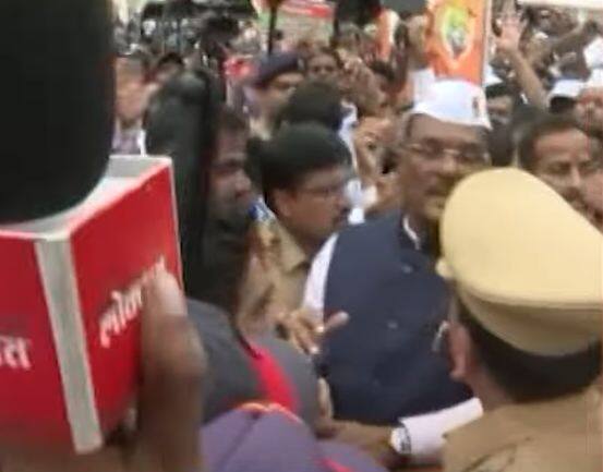 प्रताप सरवाईना मोर्चेकऱ्यांनी अक्षरशः मोर्चातून हुसकावून लावलं, त्यांच्यासमोर पन्नास खोके एकदम ओकेच्या घोषणा दिल्या. (Photo Credit- ABP Majha)