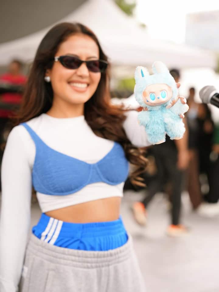 नेहा ने जो फोटोज शेयर की हैं उसमें उन्होंने क्रॉप टॉप के ऊपर ब्लू कलर की ब्रा पहनी हुई है.