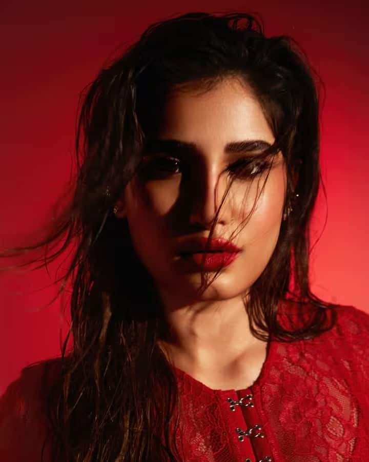 राशा थडानी ने लाल परी बनकर इंटरनेट पर तहलका मचा दिया है। एक्ट्रेस की ये तस्वीरें अपलोड होते ही वायरल होने लगीं।