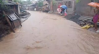 Tapi Rain: તાપીના નિઝરમાં ધોધમાર વરસાદ વરસ્યો, બસ સ્ટેશનમાં ભરાયા પાણી 