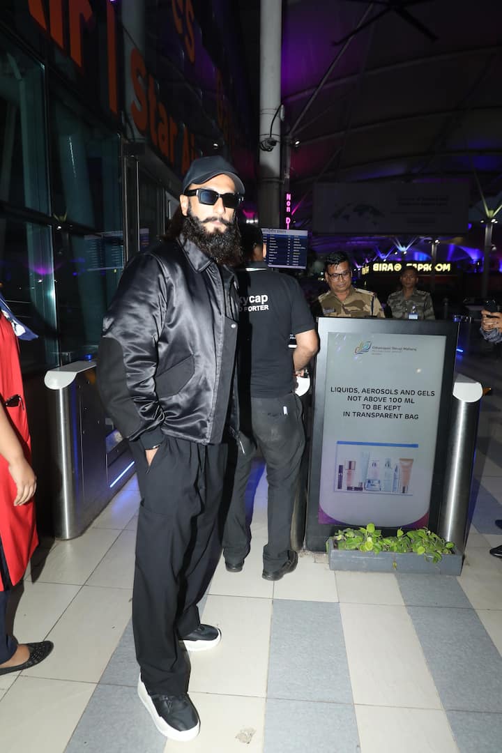 रणवीर सिंह का ये लुक उनकी फिल्म ‘धुरंधर’ का है. जिसका टीजर एक्टर के बर्थडे पर रिलीज किया गया.