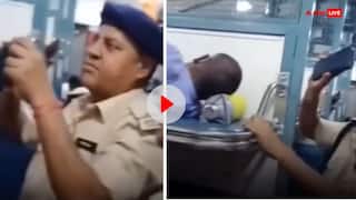 ट्रेन में सो रहे शख्स की जेब से पुलिस ने चुराया फोन, आसपास खड़े देखते रहे लोग- वीडियो वायरल