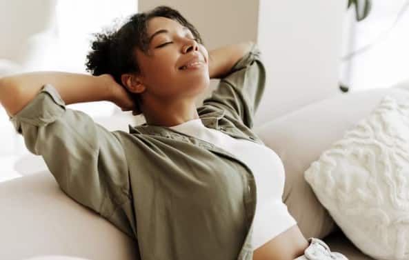 कम से कम 5 मिनट आराम करें: बीपी मशीन ऑन करने से पहले कम से कम 5 मिनट तक बैठकर रिलैक्स करें. स्ट्रेस या चलने-फिरने के बाद बीपी की रीडिंग ऊंची आ सकती है, जो असल में सही नहीं होती.