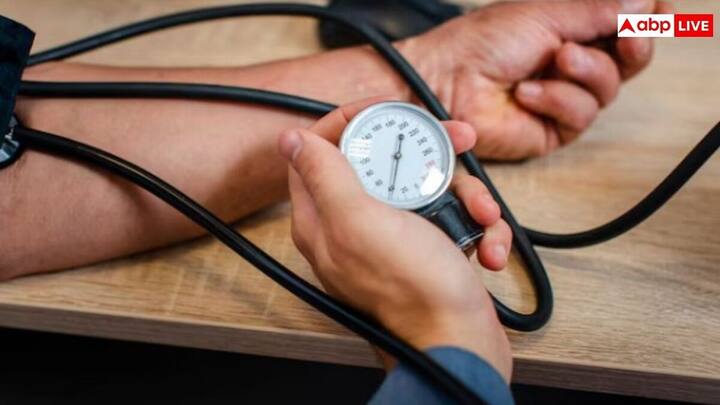 हाई या लो ब्लड प्रेशर जांचने के लिए डॉक्टर के पास जाना जरूरी नहीं. कुछ जरूरी बातों का ध्यान रखकर घर पर ही जांच की जा सकती है.