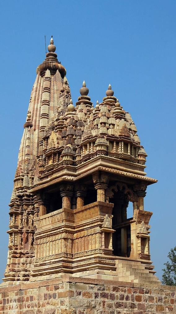 प्रसिद्ध खजुराहो मंदिरे कोणी बांधली?