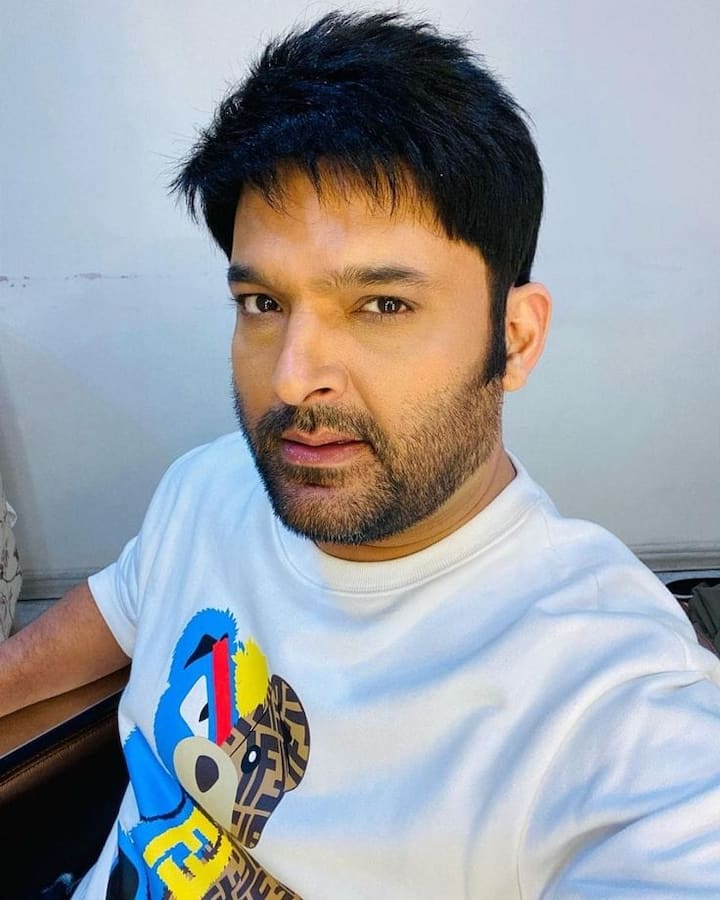 अक्सर अलग–अलग क्षेत्रों से जुड़े सेलिब्रिटीज को कपिल के शो में आते हुए देखा गया है. सेलेब्स के साथ कपिल शर्मा का इंटरेक्शन ऑडियंस को काफी पसंद है.