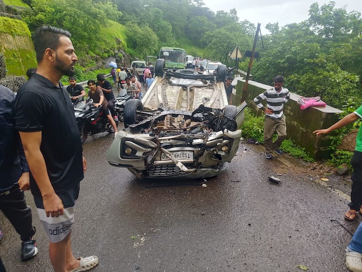 एर्टींगा कारमधून 6 प्रवासी प्रवास करत होते, त्यापैकी 5 जणांना अपघातात गंभीर दुखापत झाली आहे. जखमींना नेरळमधील खासगी रुग्णालयात उपचाराकरिता दाखल करण्यात आले आहे.