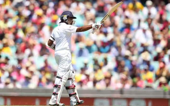 इस लिस्ट में श्रीलंकाई बल्लेबाज महेला जयवर्धने का नाम भी शामिल है। जयवर्धने ने 2006 में कोलंबो में दक्षिण अफ्रीका के खिलाफ 374 रनों की ऐतिहासिक पारी खेली थी।