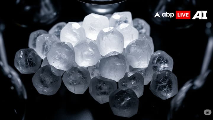 जिन लोगों को बुरी नजर लगी हुई है, उन्हें फिटकरी को सिर से 7 बार घुमाकर आग में जला देना चाहिए. ऐसा करने से बुरी एनर्जी से बचाव होता है.