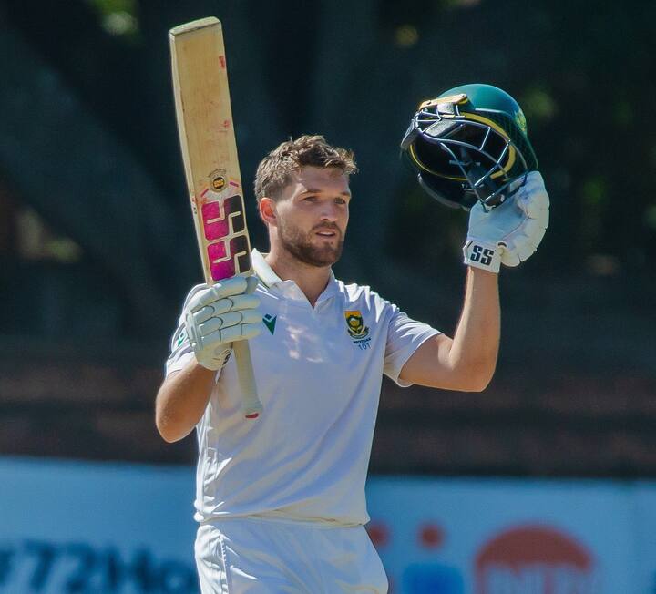 साउथ अफ्रीकन टीम की टेस्ट जर्सी की कीमत लगभग 199 साउथ अफ्रीका रैंड है. जो कि भारतीय रुपये में काफी कम है. भारतीय रुपये में इसकी कीमत लगभग 1000 हजार रुपये है.