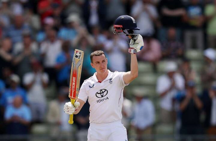 इंग्लैंड क्रिकेट टीम के टेस्ट जर्सी की कीमत लगभग 115 पाउंड है. जो कि भारतीय रुपये में 13000 हजार रुपये के आस-पास है. इंग्लैंड की जर्सी सबसे महंगे जर्सी में से एक है.